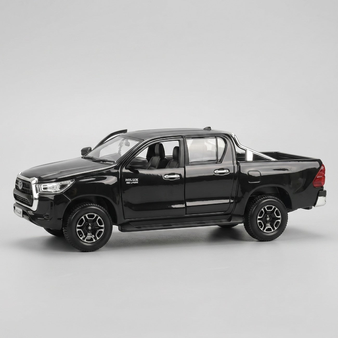 Exquisite Diecast Toyota Hilux Model Car – Premium Alloy Collectible (1:27 Scale)